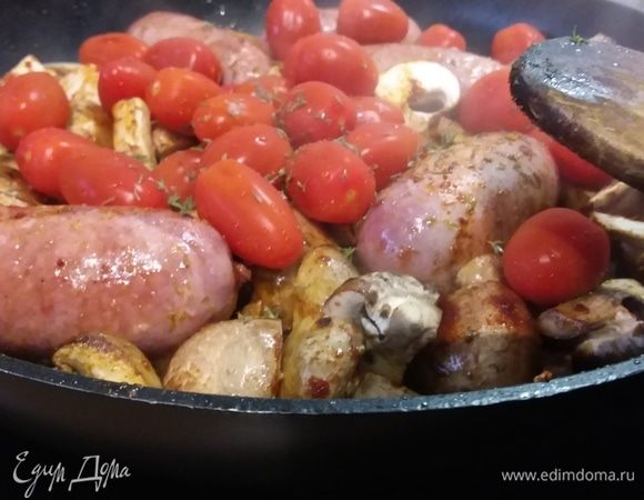Через несколько минут добавить помидоры, листики тимьяна. Жарить еще несколько минут.