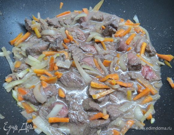 Затем влить маринад и тушить под крышкой на медленном огне 20 минут.