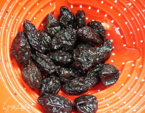 Тем временем помыть чернослив. Если чернослив жесткий, замочить его в горячей воде минут на 10. У меня был мягкий, нужно было только помыть. Мелко нарезать зелень петрушки.