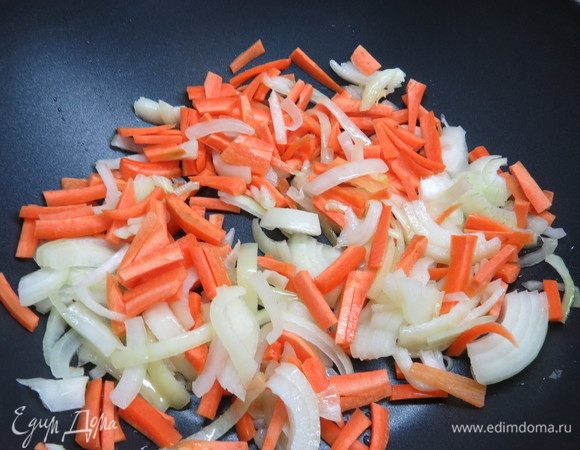 Морковь очистить, нарезать соломкой, добавить в сковороду к луку, обжарить пару минут.