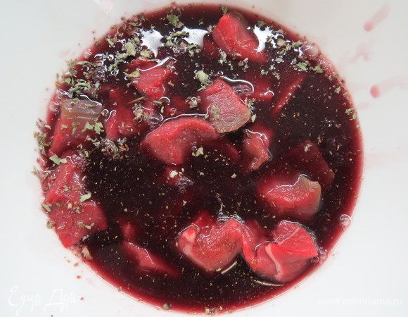 Влить 250 мл сухого вина и 100 г воды, оставить мариноваться минимум на пару часов, я оставляла на ночь. Маринад должен полностью покрывать мясо.