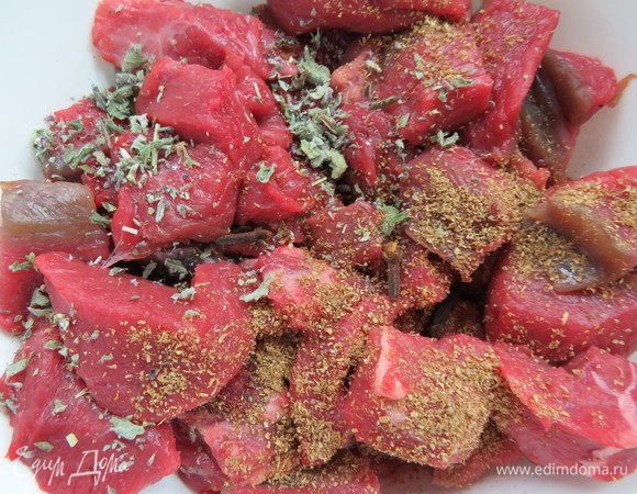 Мякоть говядины нарезать на небольшие кусочки, поместить в глубокую емкость с крышкой, добавить 1 ч. л. молотого кориандра, 3 бутончика гвоздики и 1 ч. л. сушеной мяты.
