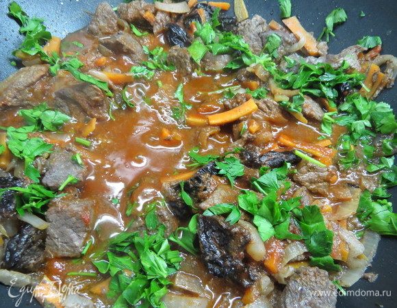 В конце добавить зелень петрушки, тушить при закрытой крышке 10 минут.
