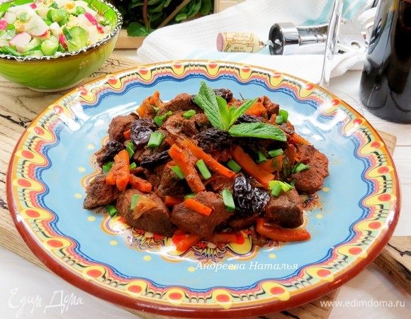 Посыпаем мясо зеленью и немедленно подаем. Это очень ароматно и вкусно!