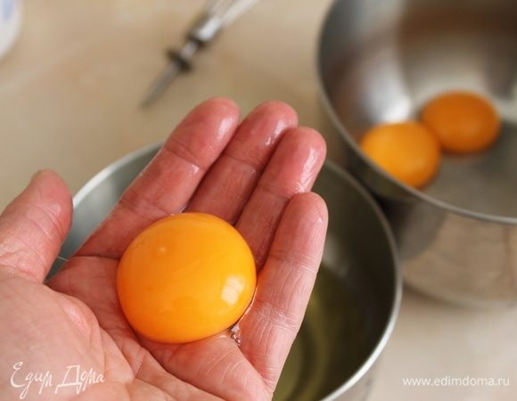 Отделите желтки от белков.