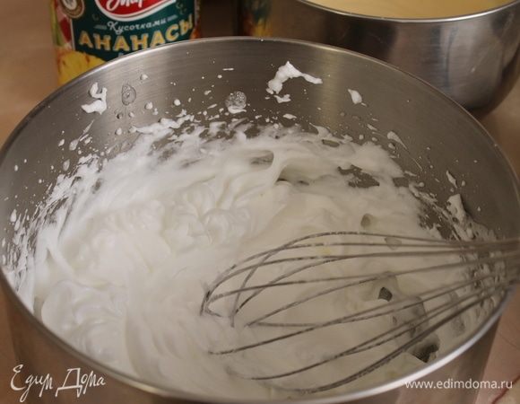 Отдельно взбейте белки с сахарной пудрой до устойчивых мягких пиков.