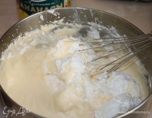 Соедините белки с сырным кремом, аккуратно перемешайте венчиком обе массы, чтобы крем остался воздушный.