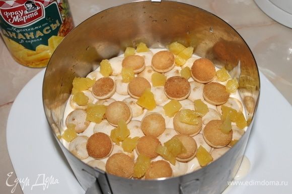 Следующий слой повторите в таком же порядке, печенье, кусочки консервированных ананасов и накройте воздушным кремом.