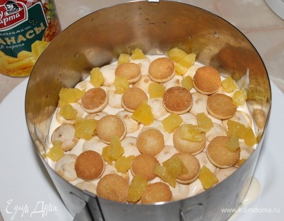 Следующий слой повторите в таком же порядке, печенье, кусочки консервированных ананасов и накройте воздушным кремом.