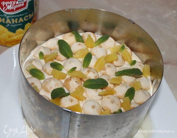 Третий слой украсьте листиками мяты.