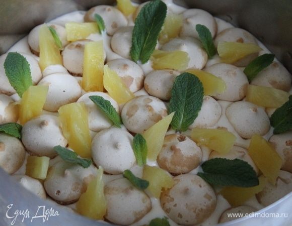 Десерт должен хорошо застыть, поэтому лучше ему постоять в холодильнике несколько часов.