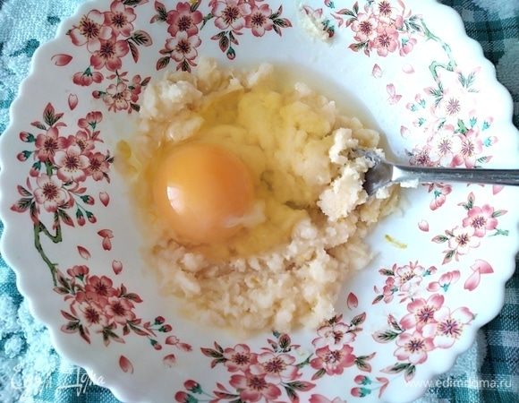 Вбить яйцо и хорошо перемешать.