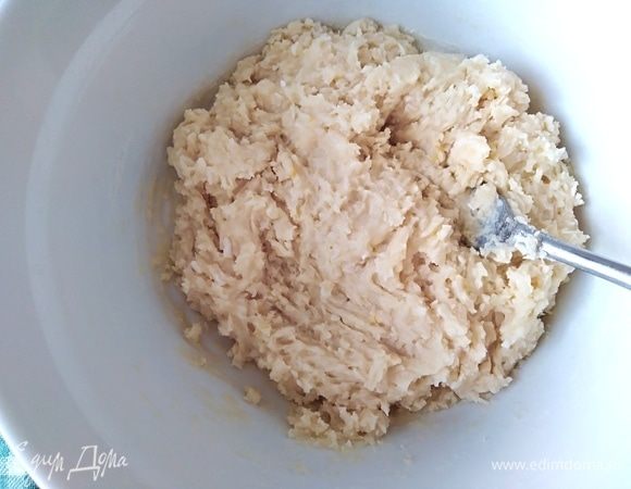 Смешать муку, разрыхлитель и стружку. Всыпать к смеси яиц и масла. Ложкой замесить липкое и мягкое тесто. Убрать в той же миске в холодильник на 1 час. Оно загустеет.