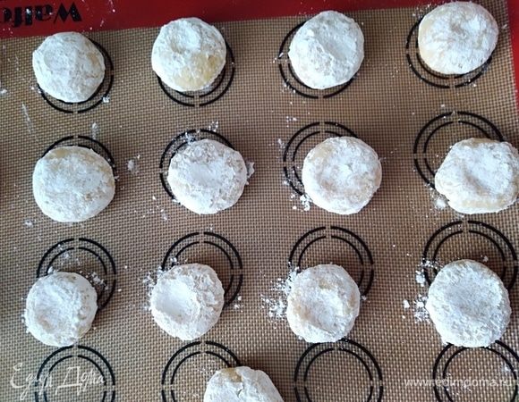 Поместить печенье на силиконовый коврик или пергамент для выпечки. Выпекать в разогретой духовке 12–15 минут. Ориентируйтесь по своей технике, уменьшая или увеличивая время выпекания. У меня были готовы через 12 минут.