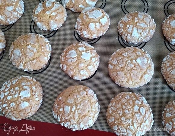 Печеньки должны стать золотистыми и увеличиться в размере. Вот такие трещинки.