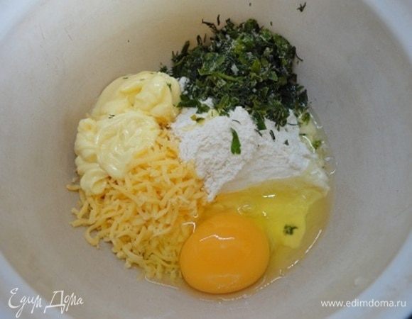 Сыр натрем на мелкой терке, добавим муку, мягкое сливочное масло, яйцо, зелень и щепотку соли. Хорошо вымешиваем и убираем на 30 минут в холодильник.