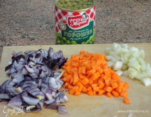 Все овощи нарезаем примерно одинаковыми кубиками.