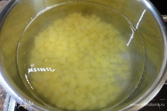 Две картофелины среднего размера нарезаем также, заливаем холодной водой и ставим на огонь.
