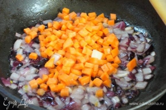 В сковороде хорошо разогреваем растительное масло и обжариваем лук до золотистого цвета. Затем добавляем морковь и, периодически помешивая, обжариваем 3–4 минуты.