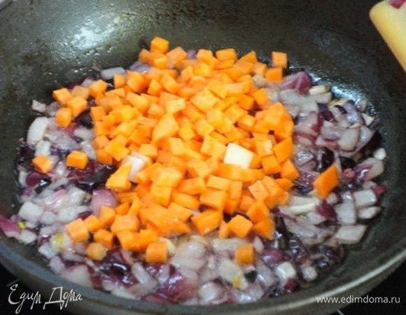 В сковороде хорошо разогреваем растительное масло и обжариваем лук до золотистого цвета. Затем добавляем морковь и, периодически помешивая, обжариваем 3–4 минуты.