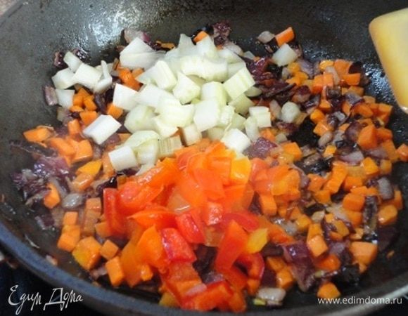 Затем добавляем сельдерей с болгарским перцем и обжариваем еще минут 5. Добавляем соль и черный свежемолотый перец. Перемешиваем.