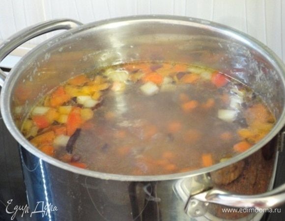К этому времени закипает вода с картофелем. Добавляем к ней жареные овощи и варим на медленном огне 15 минут. Достаем из холодильника сырную массу и скатываем (лучше это делать мокрыми руками) шарики величиной с фундук. Они разварятся до размеров помидорок черри. Выкладываем их в суп и варим 10 минут.