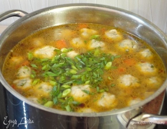 Теперь пришла очередь зеленого горошка. Добавляем его в суп вместе с жидкостью, а также любимые сухие пряности, например, прованские травы. Я еще решила добавить зелень чеснока с подоконника. Пробуем на соль. Доводим до кипения и выключаем плиту. Даем настояться 10 минут.