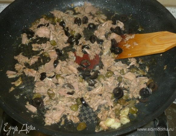 Тунца ТМ «Магуро» размять вилкой и добавить в сковороду. Готовить, помешивая. Маслины нарезать кружочками, добавить в сковороду.