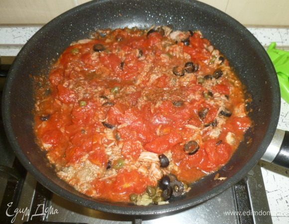 Добавить корицу и томаты. Тушить минут 5.