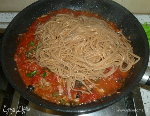 Готовые спагетти переложить в соус, прогреть. При необходимости добавить воды, оставшейся от варки спагетти.