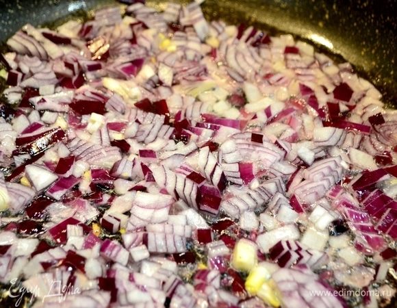 Лук нарезаем на кубики и обжариваем на масле.