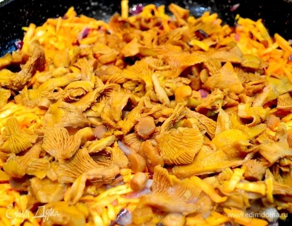 Далее выкладываем отваренные лисички, все перемешиваем и обжариваем до готовности... И бедные ваши соседи! Аромат леса такой, что не надышаться!