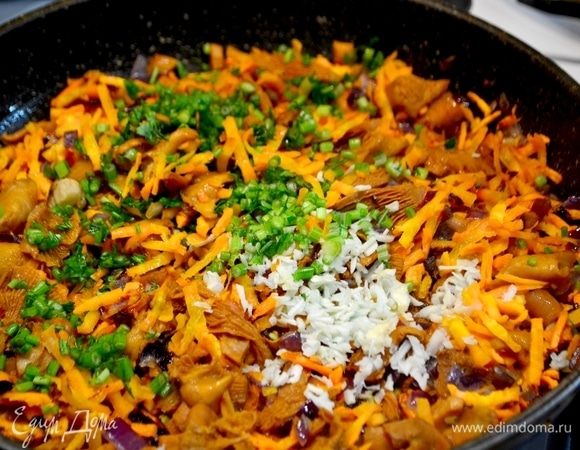 Практически в готовый гарнир добавляем специи, соль, зелень и чеснок, даем потомиться еще 5 минут, и все готово.