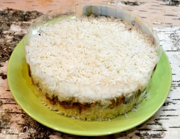 Остается красиво подать наше блюдо! Из упаковки от торта делаем съемный обруч: первым слоем выкладываем рис, вторым слоем — грибы, третьим — снова рис.