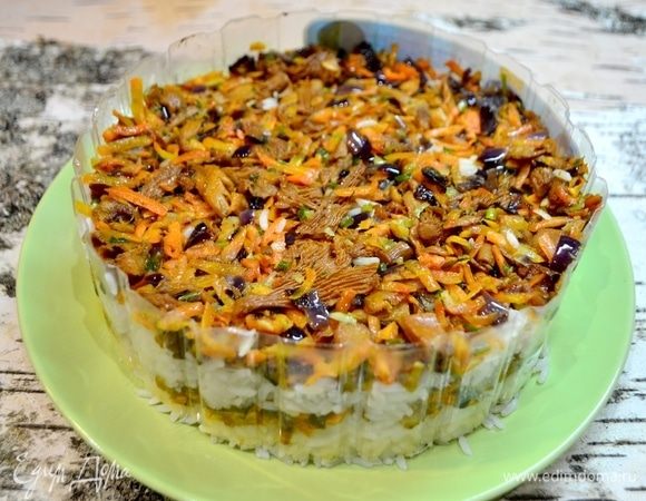 Четвертый слой — грибы. Грибы моментально пропитают наш рис своим ароматом!