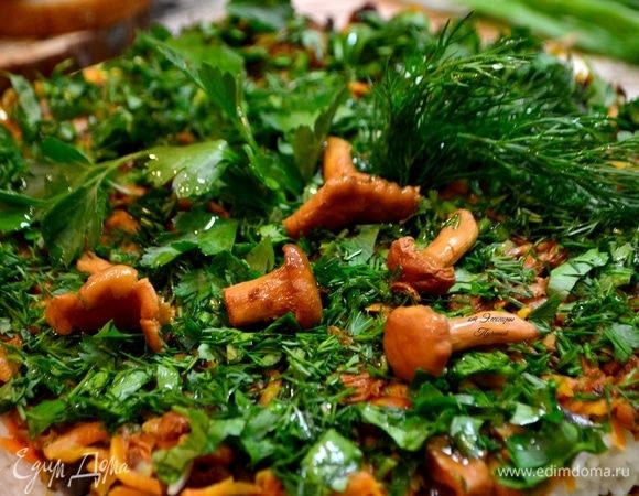 Верхний слой украшаем нарезанной зеленью и цельными грибочками. У нас получилась сказочная поляна!