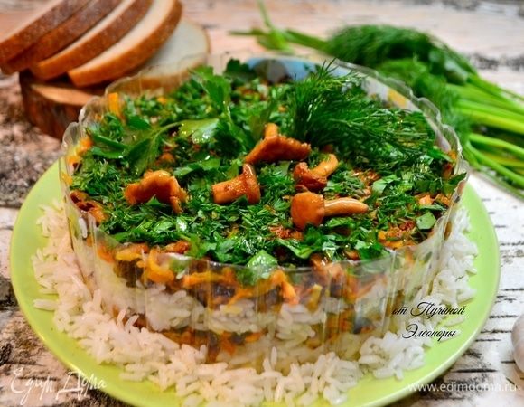 Незабываем снять обруч перед подачей блюда на стол и слегка маслом сбрузныть грибы и зелень, будто это роса или капли дождя.