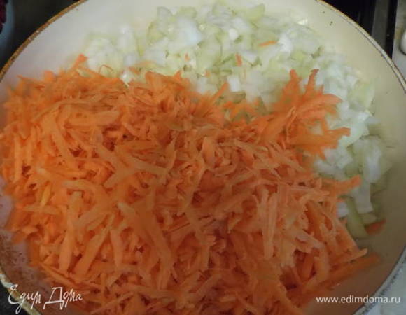 Морковь трем на терке, лук режем. Выкладываем в сковороду с разогретым растительным маслом. Тушите до готовности с накрытой крышкой, постоянно помешивая. Посолите зажарку.