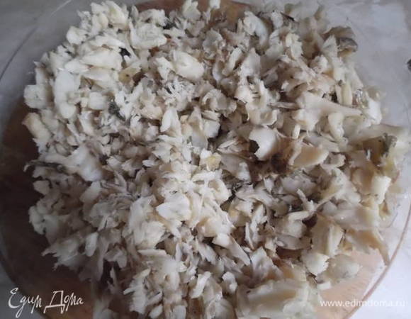 Рыбу отварите в соленой воде до готовности. Остудите, отделите от костей и раскрошите мясо.