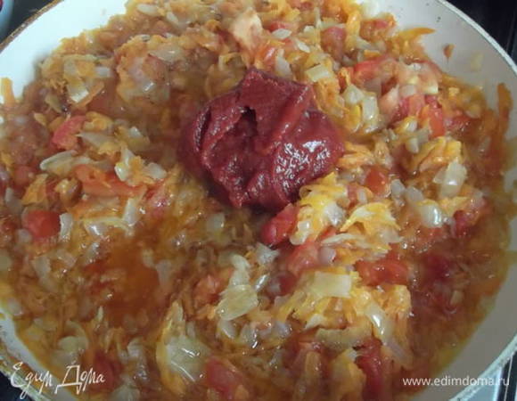 Затем добавьте томатную пасту, перемешайте. Добавьте сахар и перец по вкусу. Жарьте около 5 минут.