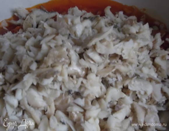 Добавьте к ней рыбу, укроп по желанию. Все хорошо перемешать и оставить на два часа для пропитки. Если кажется, что салат суховат, то добавьте рыбного бульона или воды. Вкуснее салат получается через сутки, когда рыба полностью напитается соусом. Приятного аппетита!