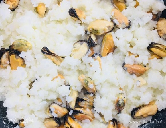 Добавляем сливки, специи по вкусу, у меня это прованские травы (мои любимые) и хорошо перемешиваем.