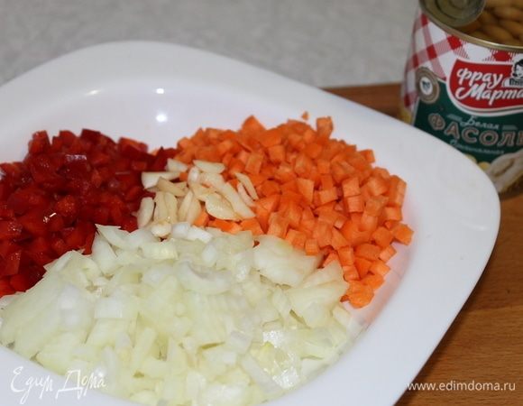 Все овощи нарежьте мелким кубиком не более 5 мм. Нарежьте дольки чеснока.