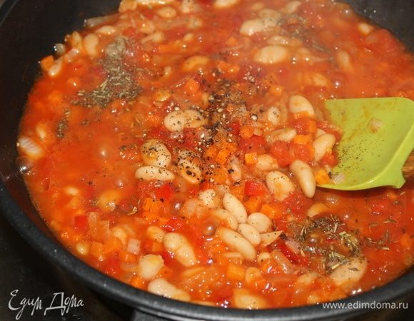 Добавьте измельченные помидоры, специи и продолжайте тушить овощи с фасолью в течении 3 минут.