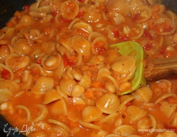 Периодически перемешивайте и подливайте в пасту жидкость. Если вы добавите больше бульона, у вас получится суп, но это на ваше усмотрение, вкусно будет в любом варианте.