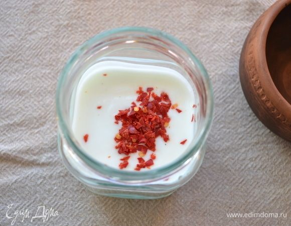 В начале приготовим соус. Половину перца чили освободить от семян, затем измельчить. Добавить в йогурт.