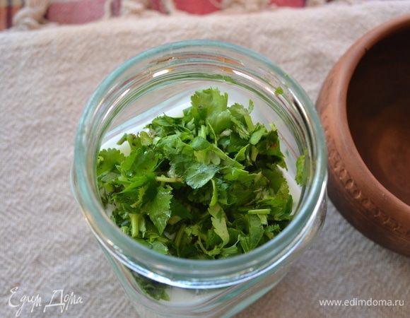 Нарезать половину кинзы и добавить к йогурту и чили.