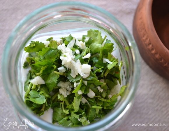 Зубчики чеснока раздавить ножом и измельчить. Добавить в соус.