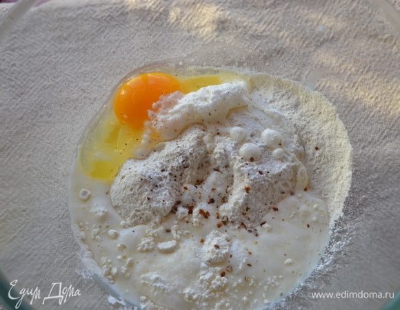К муке добавляем молоко, яйцо, соль и перец.