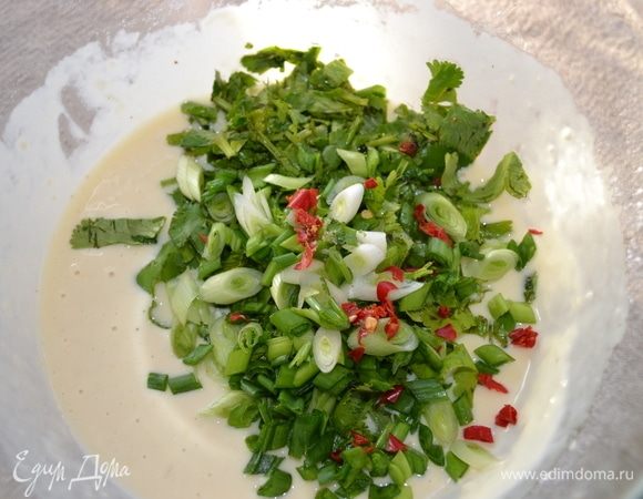 Далее в тесто добавить оставшуюся измельченную кинзу, лук, пол стручка нарезанного чили без семечек.